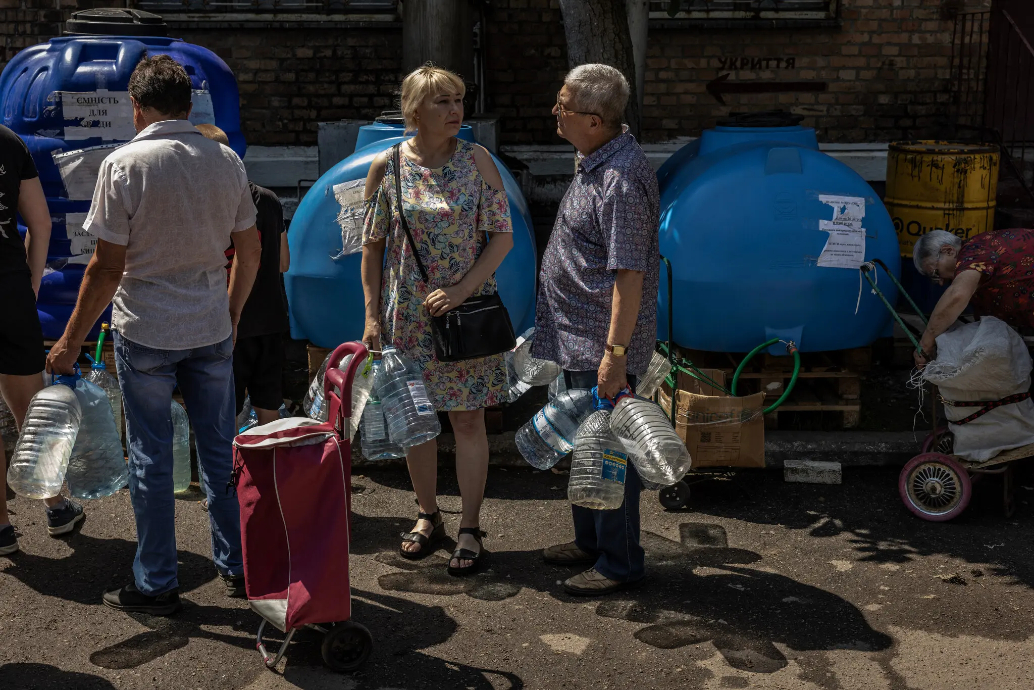 Комунальний водопровідний пункт у Нікополі. У місті закінчилася вода кілька тижнів тому після руйнування дамби